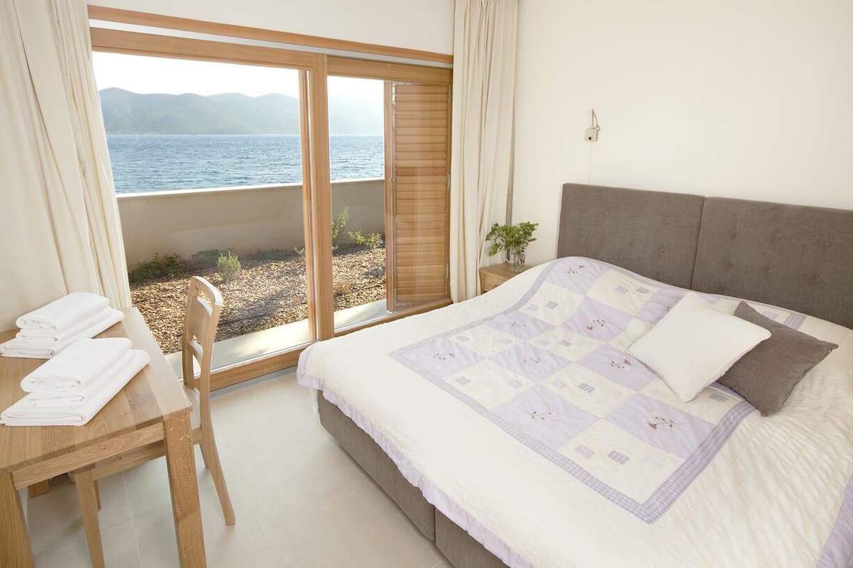 Appartement, 2 chambres, terrasse, rez-de-chaussée | Bureau, Wi-Fi gratuit