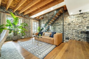 Smart TV, books, stereo, offices