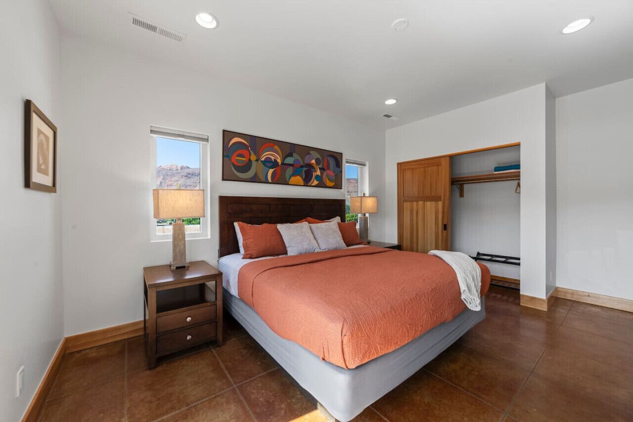 3 bedrooms, iron/ironing board, travel crib, WiFi (free)