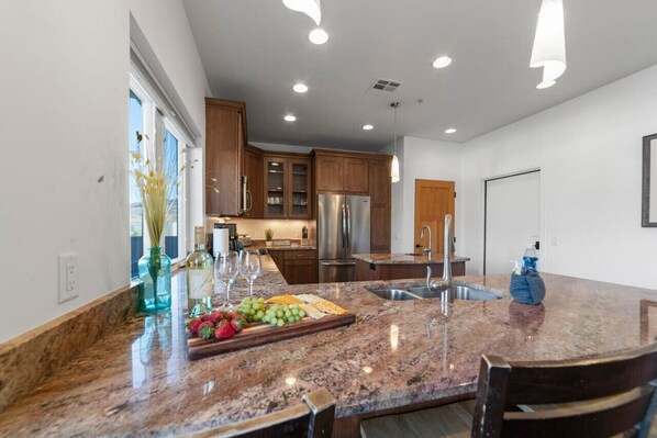 Fridge, microwave, oven, stovetop - 57 Robber`s Roost #5 - The Lookout (Moab)