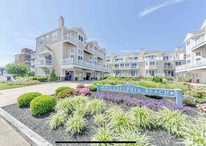 Philadelphia Beach offers stunning views from its balconies overlooking the surrounding landscape.