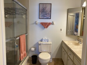 Duschwanne, Haartrockner, Handtücher