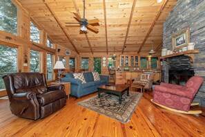 TV, fireplace, DVD player - This unique cantilever home is a must stay! Has nice decks to enjoy the nature (Townsend)