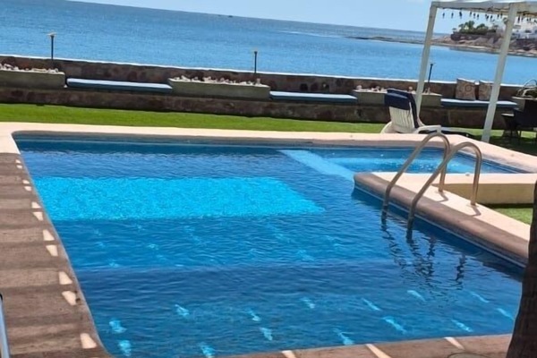 Una piscina al aire libre, una piscina climatizada