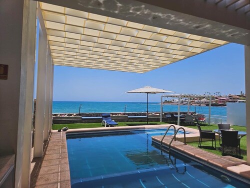 Beautiful House Vista Delfín Beach Front, with Pool