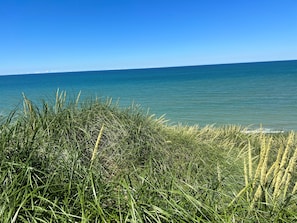Beach nearby, sun-loungers, beach towels - Idlewood Cottage, 5BR Home Near Beaches, Year-Round Pool & Hot Tub (South Haven)
