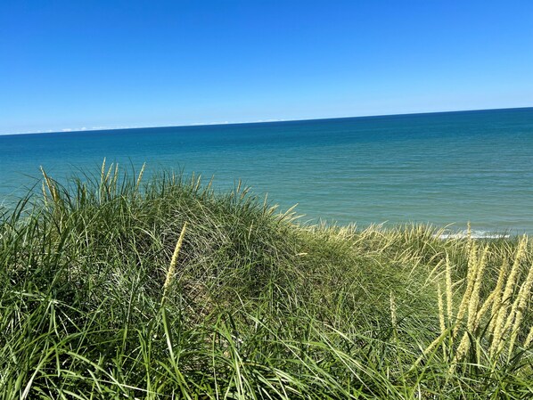 Beach nearby, sun-loungers, beach towels