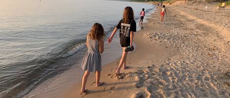 Playa en los alrededores, camastros y toallas de playa