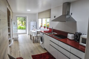 Frigorifero, microonde, piano cottura, macchina per tè/caffè