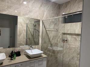Dusche, Haartrockner, Handtücher