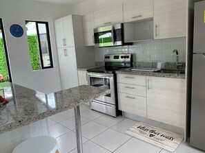 Een koelkast, een magnetron, een oven, een kookplaat