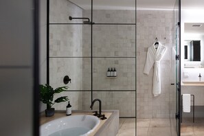 Badewanne, Handtücher, Seife, Shampoo