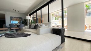 Smart TV, futbolito y tenis de mesa 