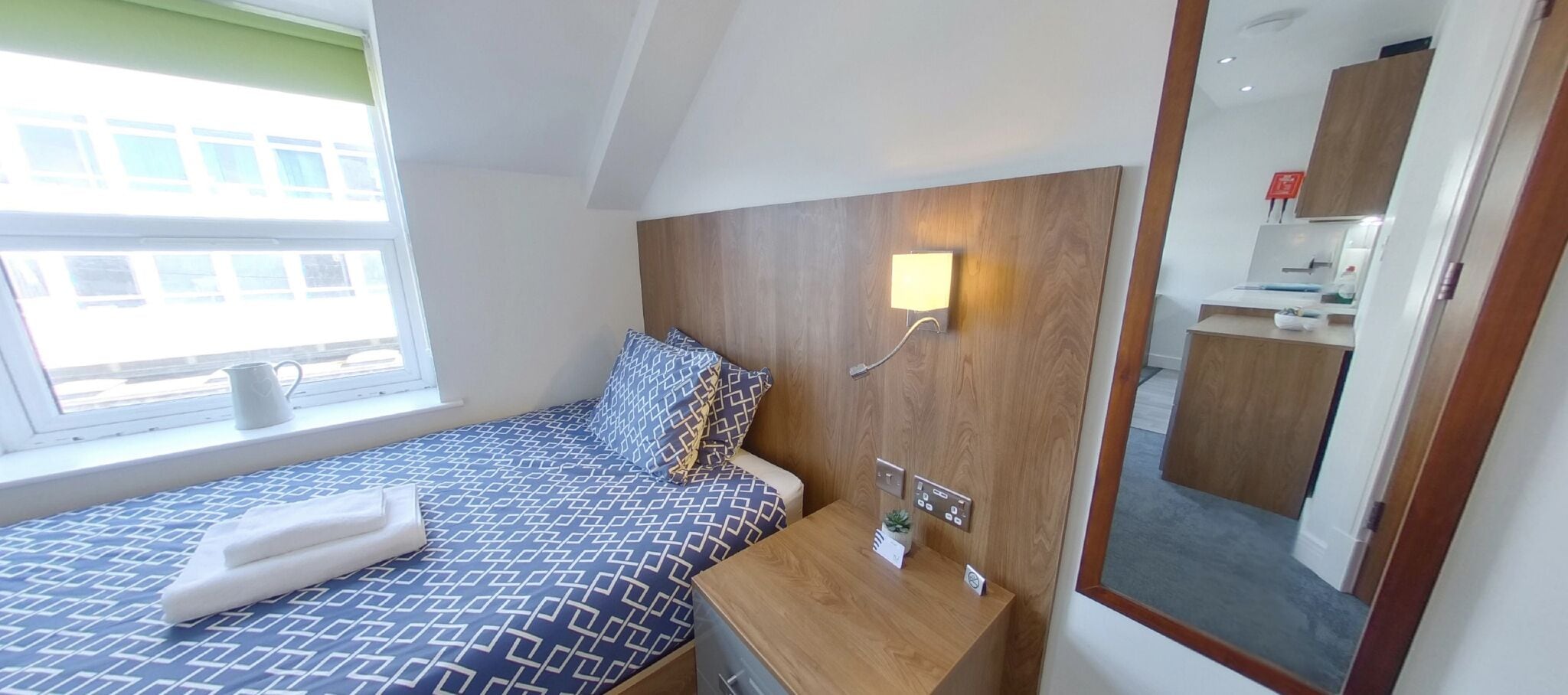 1 habitación, escritorio, tabla de planchar con plancha y wifi gratis 