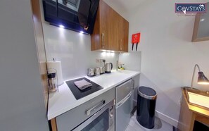 冷蔵庫、電子レンジ、オーブン、コンロ