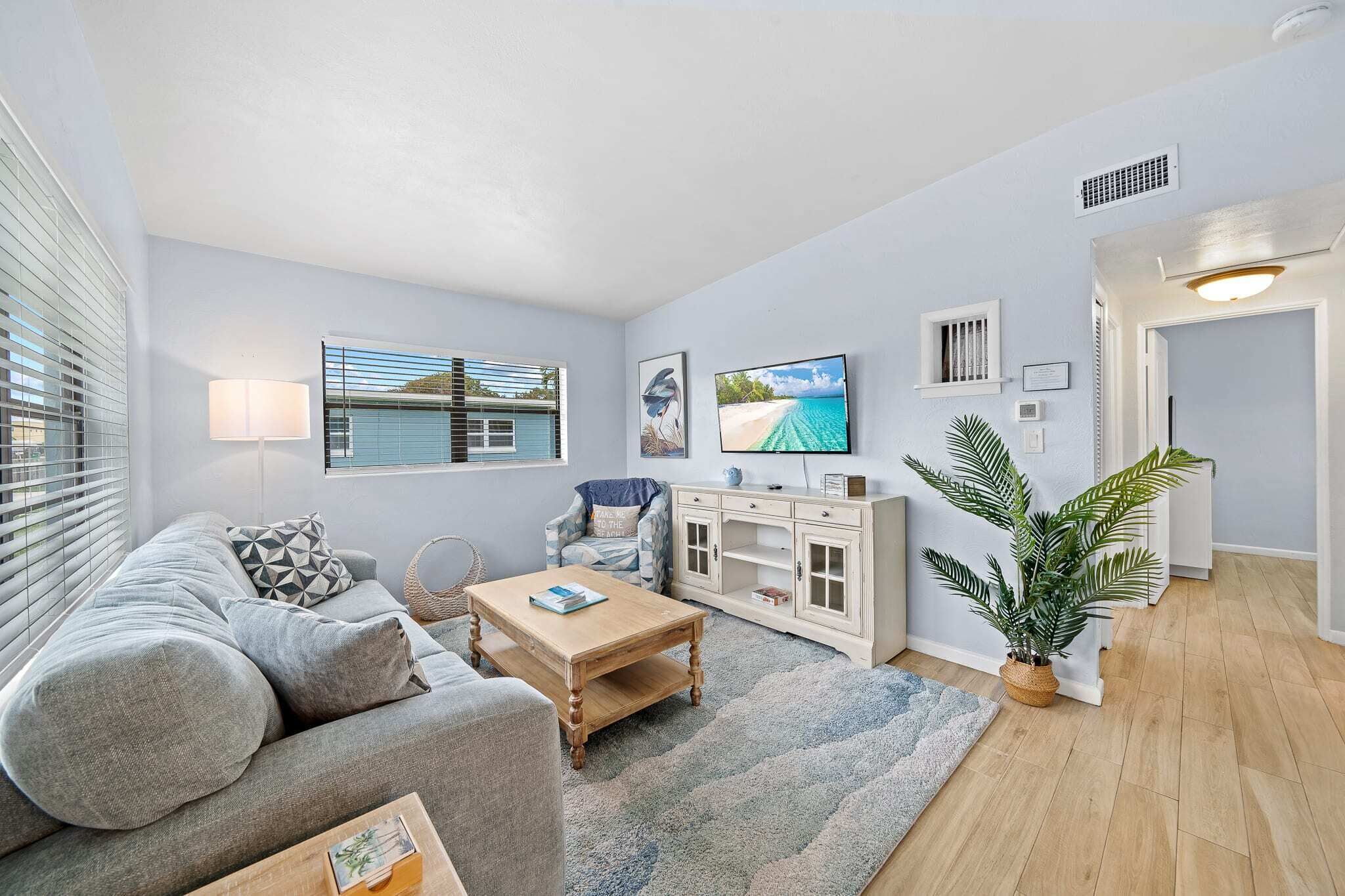 Televisión, libros y oficina 