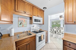 雪櫃、微波爐、焗爐、爐具