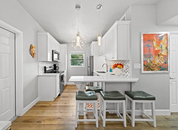 Refrigerador, microondas, horno y parrilla de estufa