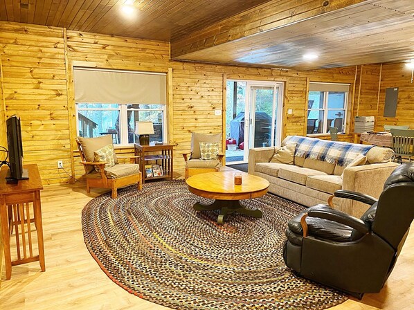 TV connectée, lecteur de DVD, livres, vidéothèque