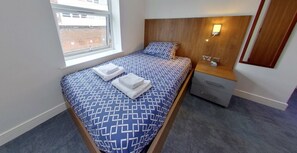 1 habitación, escritorio, tabla de planchar con plancha y wifi gratis