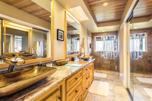 Combined shower/tub, hair dryer, towels, soap - Coastline View (Kailua-Kona)
