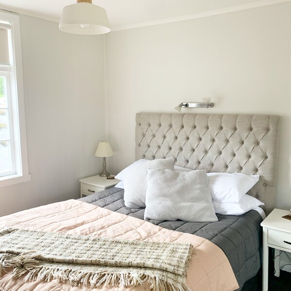 Iron/ironing board, bed sheets