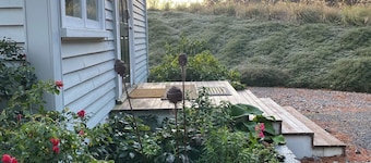 Ohariu Farm Cottage -Wellington Couples or Singles