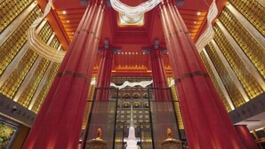 A grand interior with high ceilings, red columns, and ornate golden decorations. - Evergrande Hotel, Nyingchi (Nyingchi)