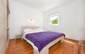 8 bedrooms, travel crib, free WiFi, bed sheets