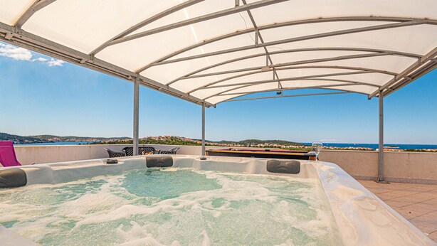 A hot tub under a canopy with a view of the sea and hills. - Stunning home in Rogoznica (Rogoznica)