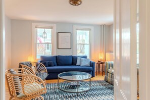 TV connectée, livres, écrans d'ordinateur