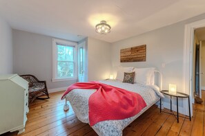 4 quartos, escrivaninha, ferros/tábuas de passar roupa, berço de viagem