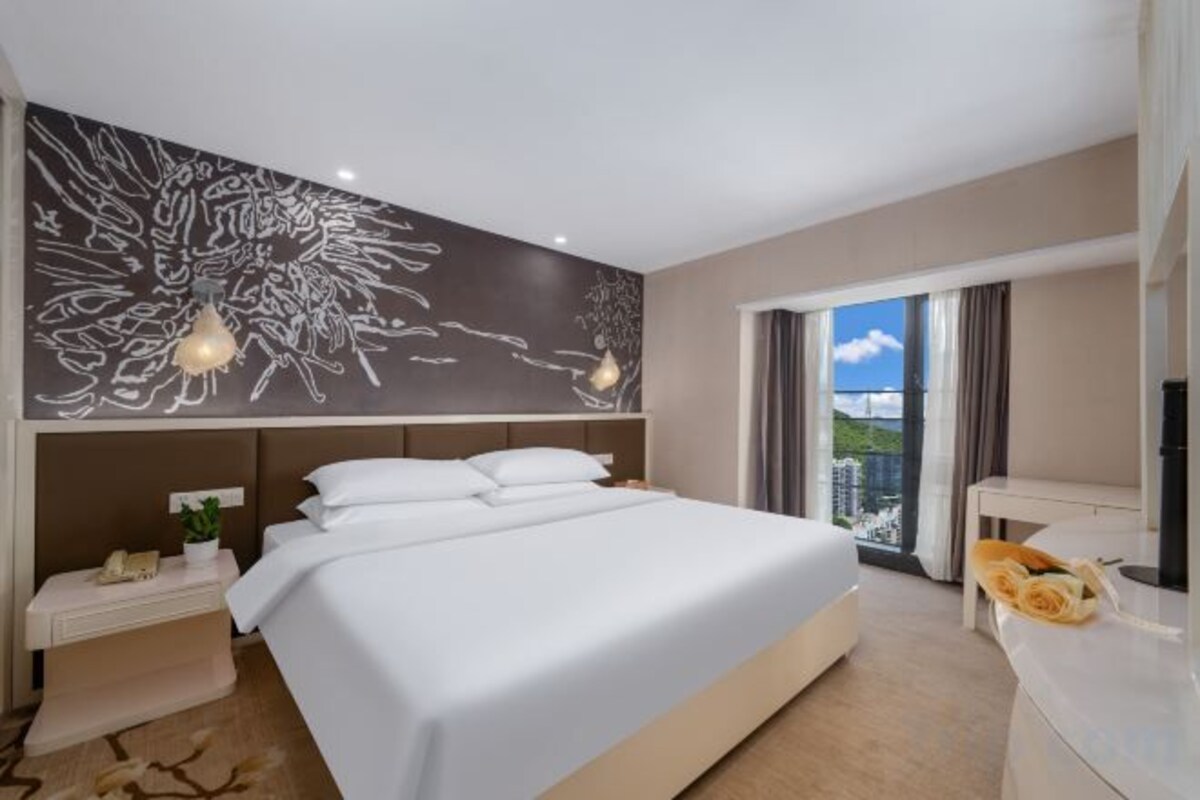 Queen Bed Room With View "Mid-Mountain Sea View + Leisure Office + Refrigerator Bar"