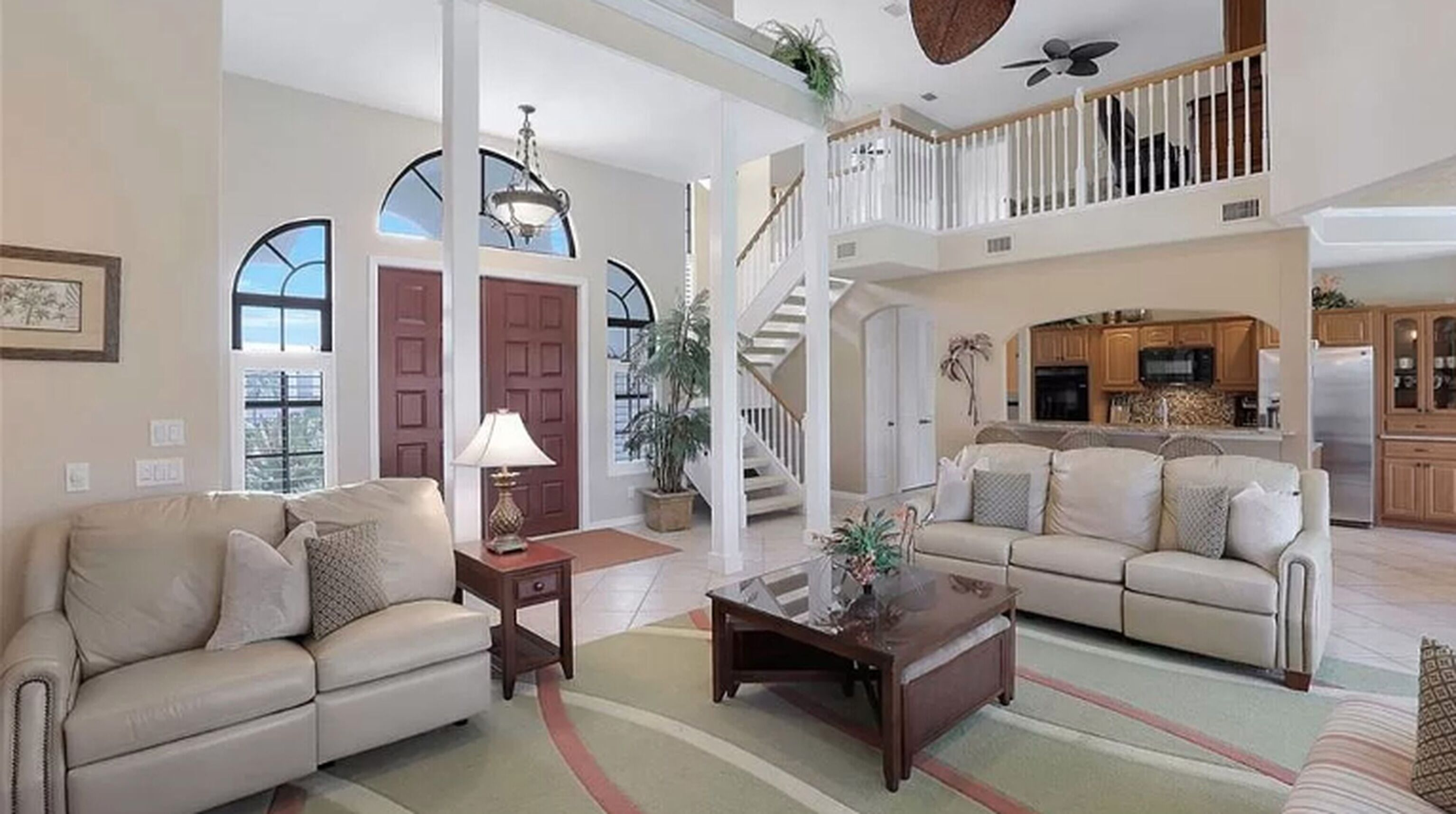 Una Smart TV, una chimenea, un reproductor de DVD