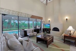 Smart TV, chimenea, reproductor de DVD y estéreo