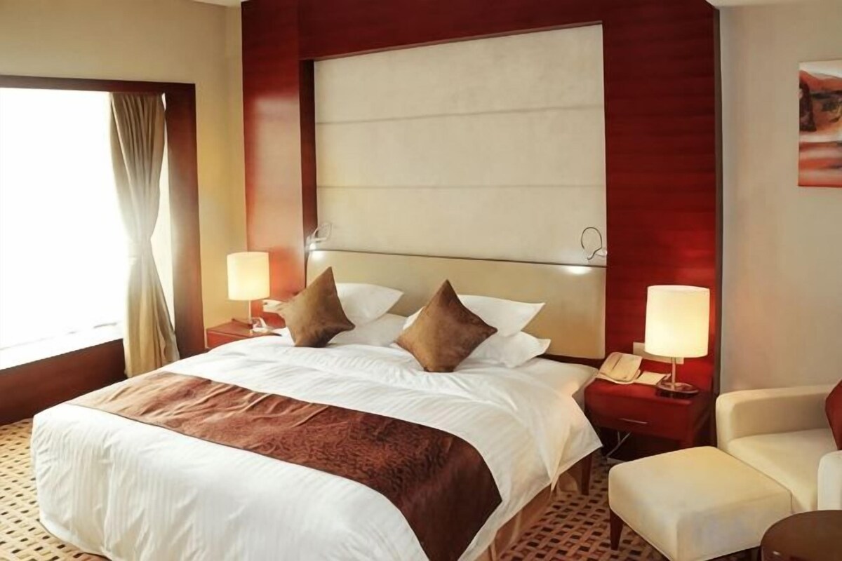 Business Queen Room