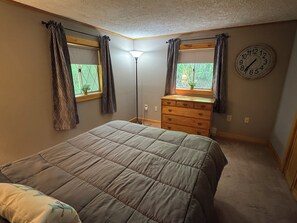 3 bedrooms, WiFi - Winni Chalet w/ lake, beach, & boat launch access (Moultonborough)