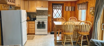 Winni Chalet w/ lake, beach, & boat launch access