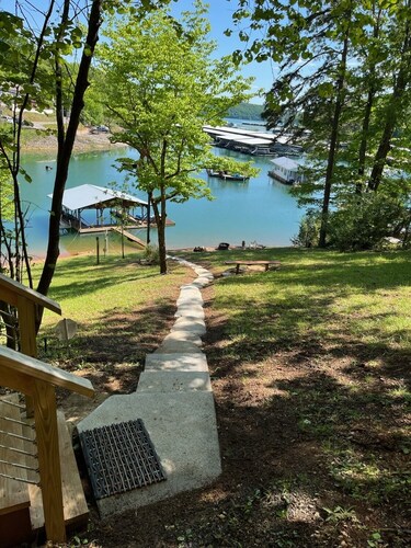 Cabin on water with Covered Boat Dock -Gentle Slope to Lake!