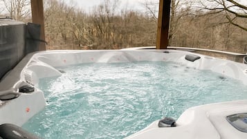Bañera de hidromasaje al aire libre