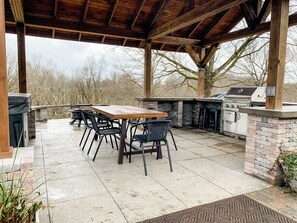 Outdoor dining - Underground Earth Home in Hocking Hills, Ohio w/ Hot Tub. Pet-Friendly! (Rockbridge)