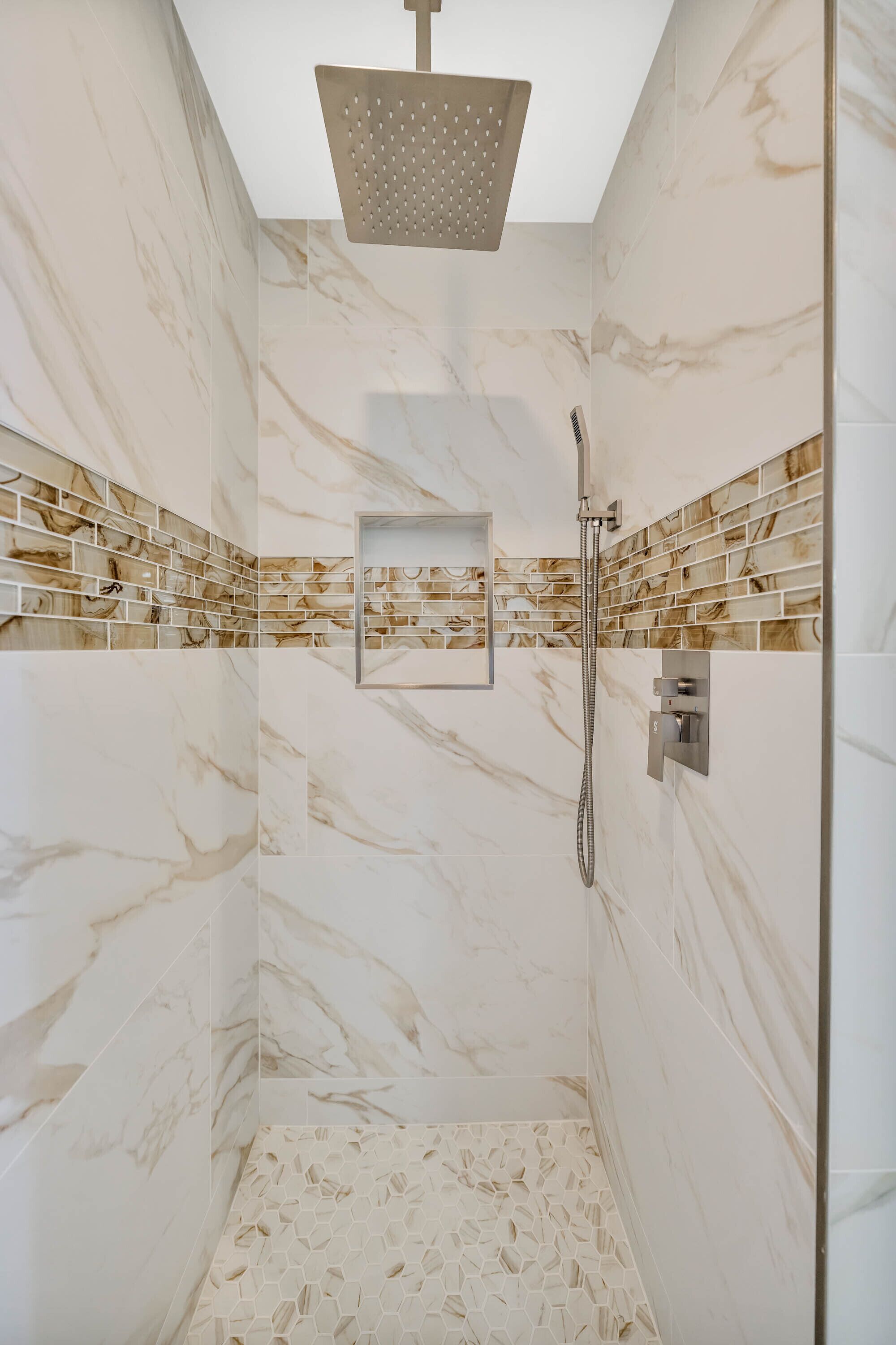 Eine moderne Dusche mit einer quadratischen Duschbrause, einer Handbrause und einem rechteckigen Spiegel.
