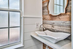 Sèche-cheveux, serviettes fournies