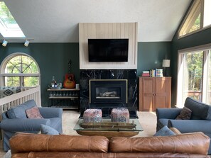 TV connectée, cheminée, table de tennis de table