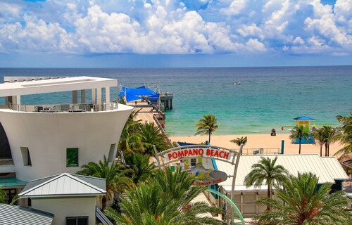 BEACH ACCESS MODERN TOWNHOUSE! Pool, Spa and Gym!