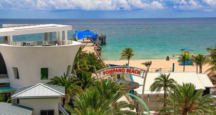 BEACH ACCESS MODERN TOWNHOUSE! Pool, Spa and Gym!