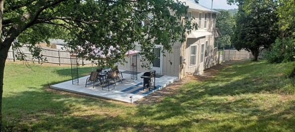Outdoor dining - Convenient Family-Friendly Home -10 Min to Tulsa!" (Tulsa)