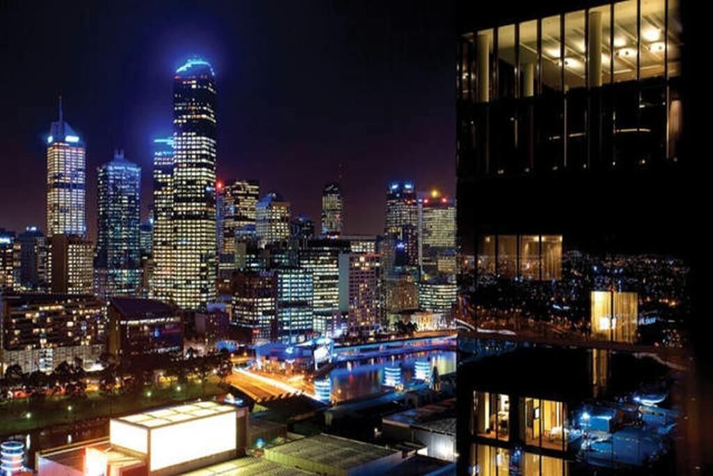 Amazing View 3 BR*2BTH*P APT with balcony and Pool  in Heart of Southbank — image 10