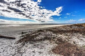 På stranden og solsenger