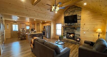 Pet-Friendly Sunset View Cabin • Private Hot Tub • Pools • Mountain Views •Fiber